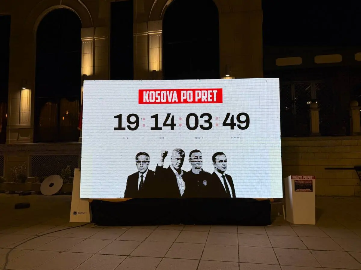“Kosovo is waiting,” reads a sign in support of the UÇK defendants in Pristina © Koapan/Shutterstock
