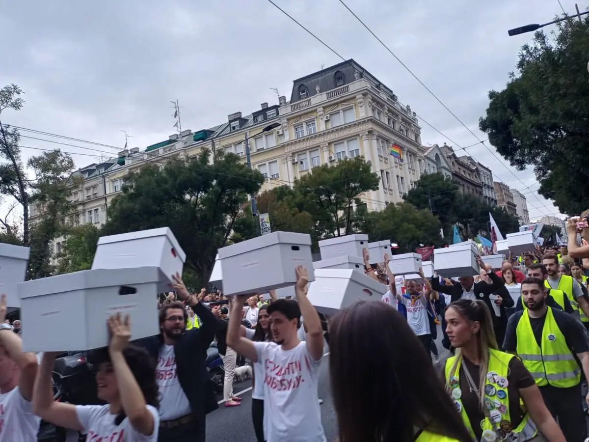 Beograd, Srbija. Grupa studenata sa kutijama u kojima se nalaze prikupljeni potpisi - foto D. Nenadić
