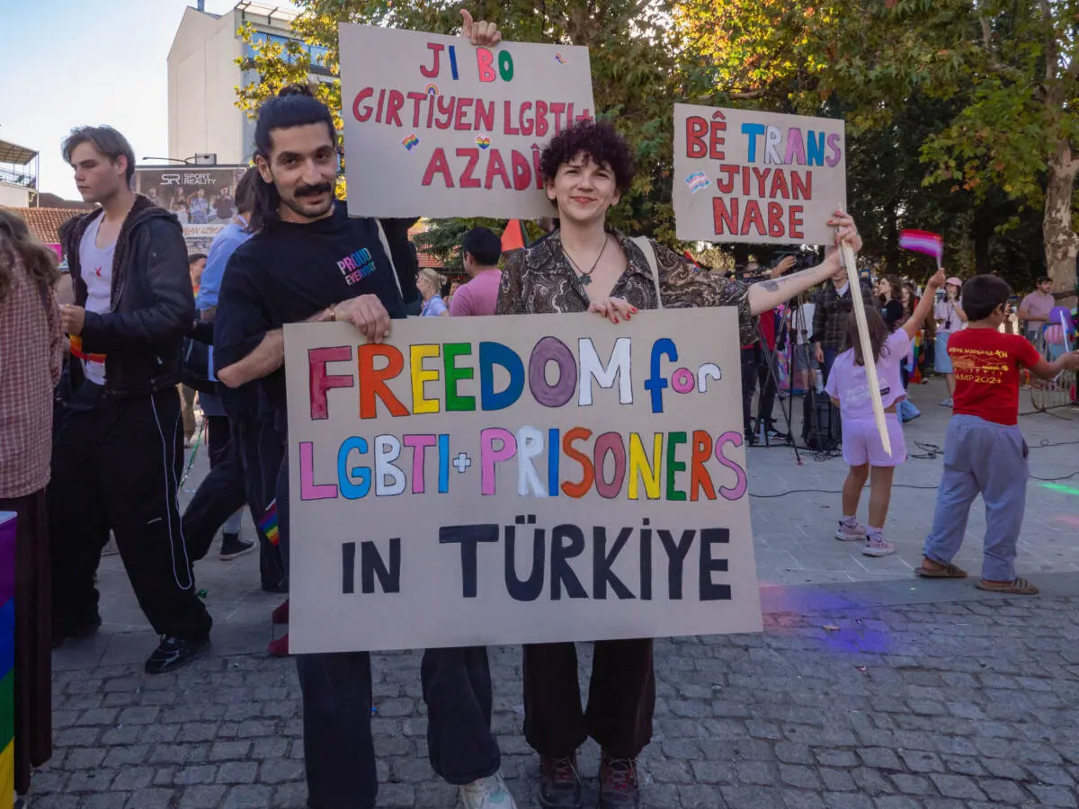 Partecipanti dalla Turchia con messaggi in inglese e curdo: “Libertà per i prigionieri LGBTI in Turchia” e “Non c’è vita senza persone trans”. Dal 2022 alla fine del 2025, in Montenegro sono state presentate ventisette richieste di asilo basate sull’orientamento sessuale e sull’identità di genere. Foto: Tijana Lekićdo kraja 2025. u Crnoj Go Partecipanti dalla Turchia con messaggi in inglese e curdo: “Libertà per i prigionieri LGBTI in Turchia” e “Non c'è vita senza persone trans”. Dal 2022 alla fine del 2025, in Montenegro sono state presentate ventisette richieste di asilo basate sull’orientamento sessuale e sull’identità di genere. Foto: Tijana Lekić