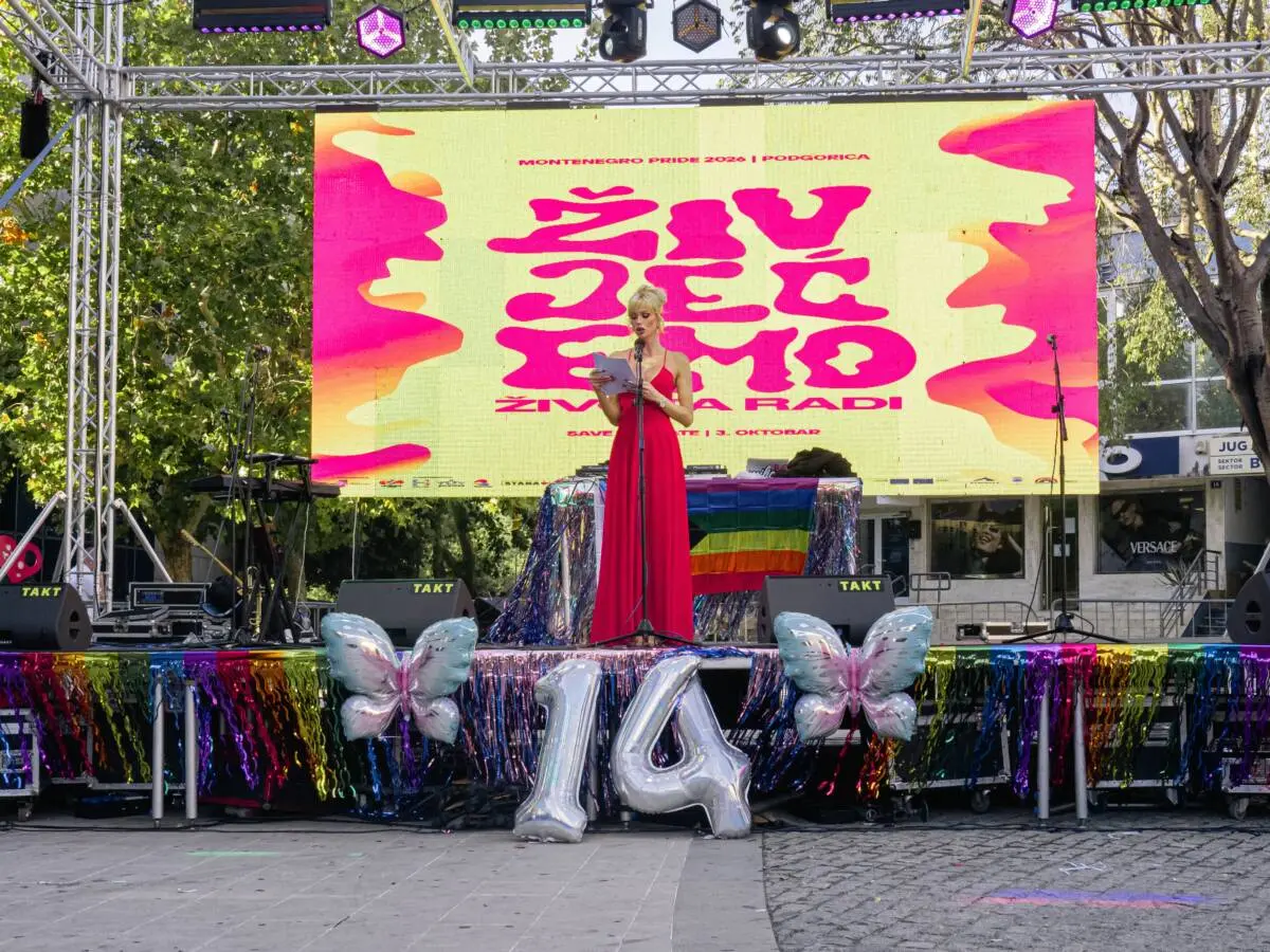 “Il Pride è un simbolo di festa, ma anche un luogo dove ascoltare le persone che lavorano da anni per garantire che le persone LGBTIQ in Montenegro possano vivere liberamente, in modo equo e con dignità” ha affermato Iskra Đurišić del Comitato organizzatore del Pride. Foto: Tijana Lekić “Il Pride è un simbolo di festa, ma anche un luogo dove ascoltare le persone che lavorano da anni per garantire che le persone LGBTIQ in Montenegro possano vivere liberamente, in modo equo e con dignità” ha affermato Iskra Đurišić del Comitato organizzatore del Pride. Foto: Tijana Lekić