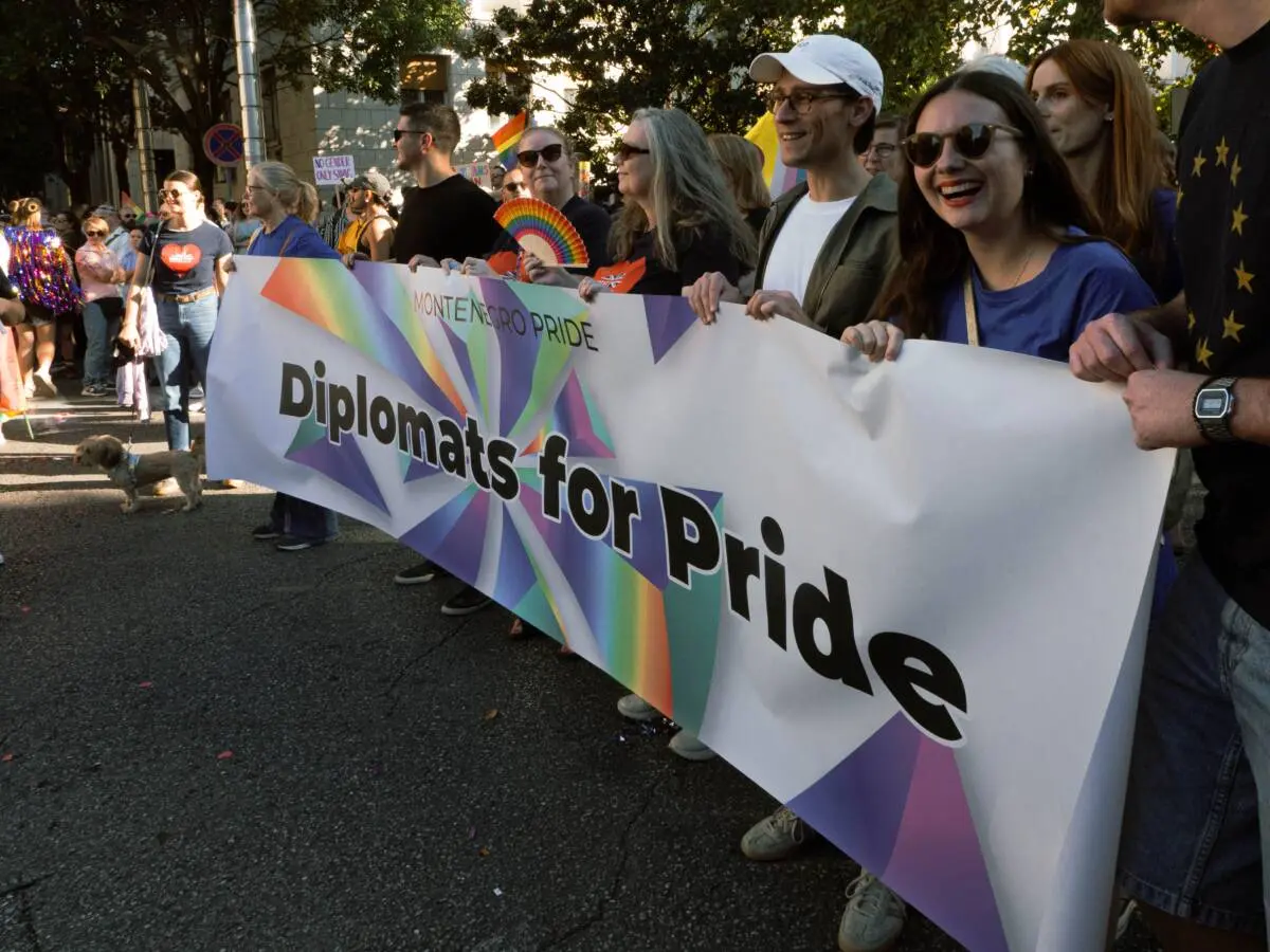 Rappresentanti del corpo diplomatico al Montenegro Pride, con lo striscione “Diplomatici per il Pride”. Foto: Tijana Lekić