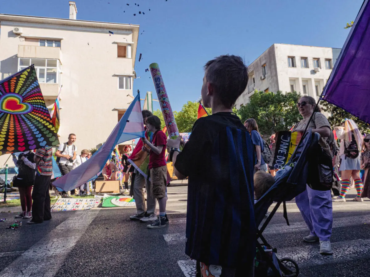 Tra le 15:00 e le 16:00, i partecipanti si sono radunati davanti alla sede del governo a Podgorica, da dove è partito il corteo. Con il Pride di quest’anno, gli organizzatori hanno denunciato l’ascesa della destra, la militarizzazione e le guerre, invitando i cittadini a battersi per i diritti e per una vita dignitosa. Foto: Tijana Lekić Tra le 15:00 e le 16:00, i partecipanti si sono radunati davanti alla sede del governo a Podgorica, da dove è partito il corteo. Con il Pride di quest’anno, gli organizzatori hanno denunciato l’ascesa della destra, la militarizzazione e le guerre, invitando i cittadini a battersi per i diritti e per una vita dignitosa. Foto: Tijana Lekić