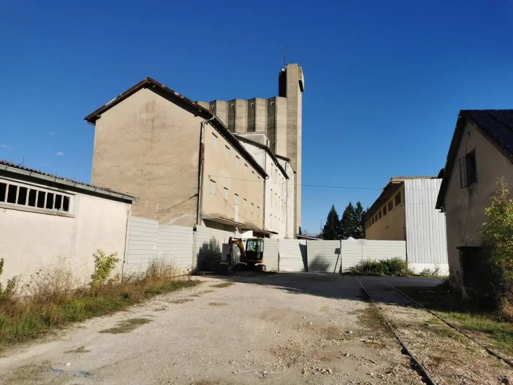 The entrance to the former PPK Velebit industrial complex in Gospić, where Tipos Resurs stored the waste. Photo: Saša Leković