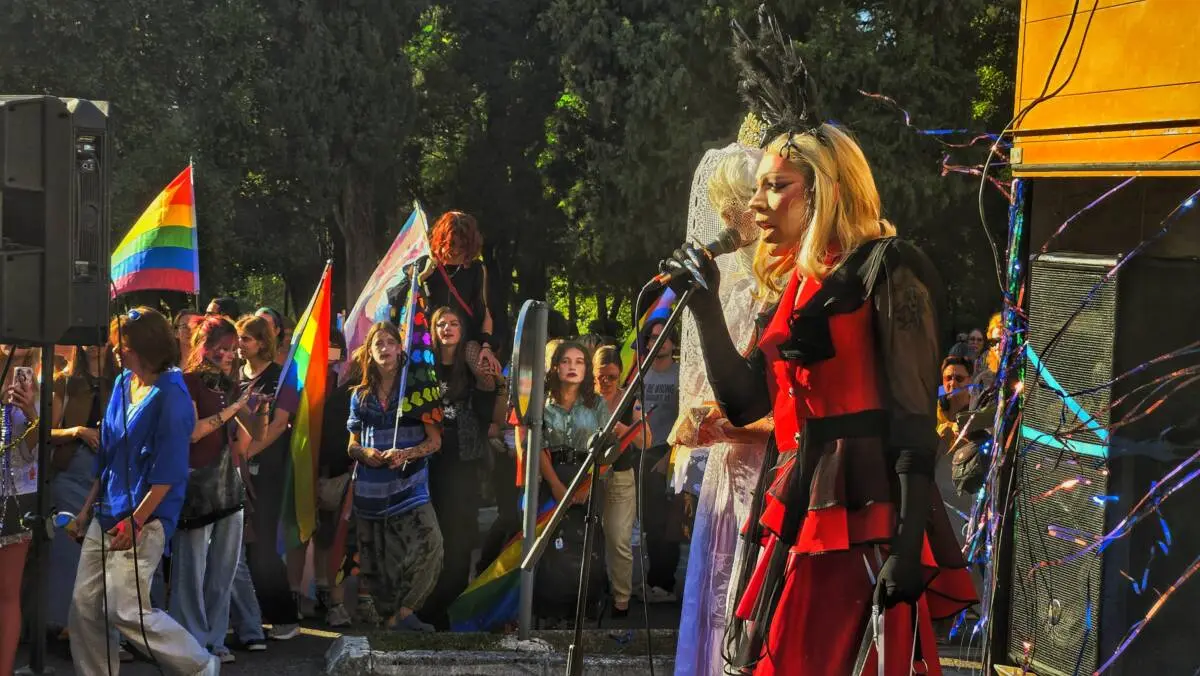 “Sono felice che siate coraggiosi, pieni d’amore e positivi. Che questo Pride abbia inizio”, ha detto la drag queen Lana Vee rivolgendosi ai presenti intorno alle 16:00, dopodiché il corteo si è diretto verso il centro città. Foto: Tijana Lekić