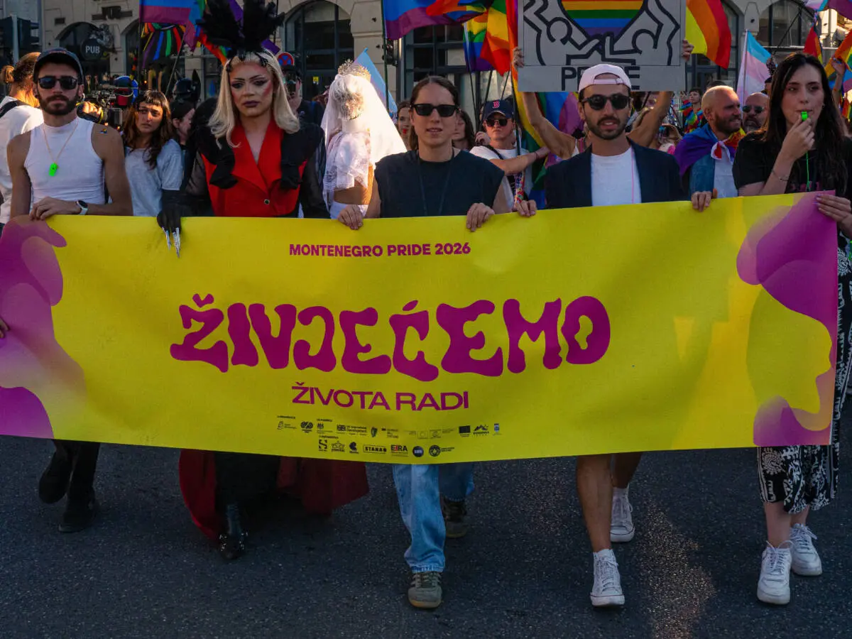 In testa al corteo, Staša Baštrica e Ali Erdogan di Kvir Montenegro, insieme alla drag queen Lana Vee. I partecipanti hanno attraversato le vie Bokeška e Njegošova e il viale Ivan Crnojević fino a Piazza Argentina. Foto: Tijana Lekić In testa al corteo, Staša Baštrica e Ali Erdogan di Kvir Montenegro, insieme alla drag queen Lana Vee. I partecipanti hanno attraversato le vie Bokeška e Njegošova e il viale Ivan Crnojević fino a Piazza Argentina. Foto: Tijana Lekić