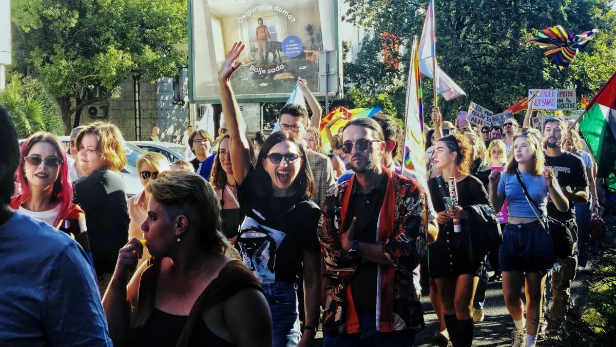La deputata indipendente Jevrosima Pejović e l’attivista civico Aleksandar Dragićević partecipano al corteo del Montenegro Pride. Foto: Tijana Lekić La deputata indipendente Jevrosima Pejović e l’attivista civico Aleksandar Dragićević partecipano al corteo del Montenegro Pride. Foto: Tijana Lekić