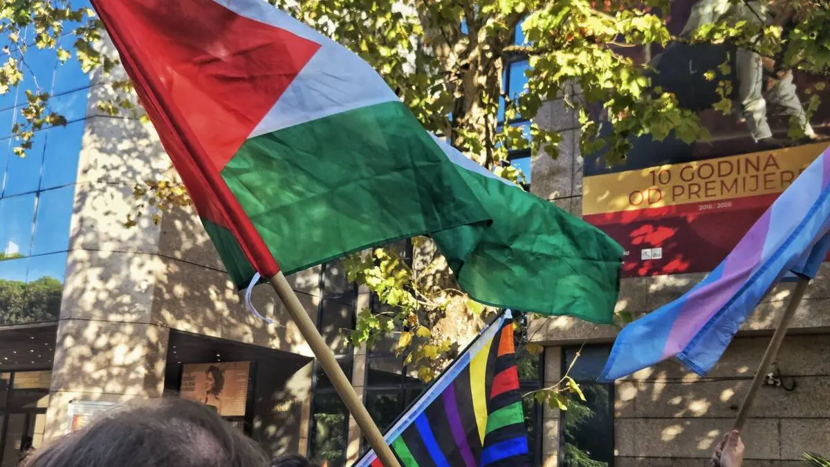 Bandiera della Palestina – Montenegro Pride – Foto: Tijana Lekić Bandiera della Palestina - Montenegro Pride - Foto: Tijana Lekić