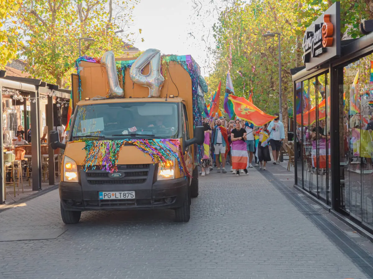 Il corteo attraversa via Njegoševa, accanto ai locali del centro città. Foto: Tijana Lekić Il corteo attraversa via Njegoševa, accanto ai locali del centro città. Foto: Tijana Lekić