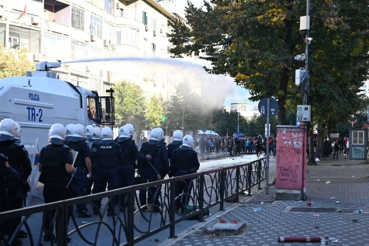 Proteste a Tirana – foto di Erisa Kryeziu Proteste a Tirana - foto di Erisa Kryeziu