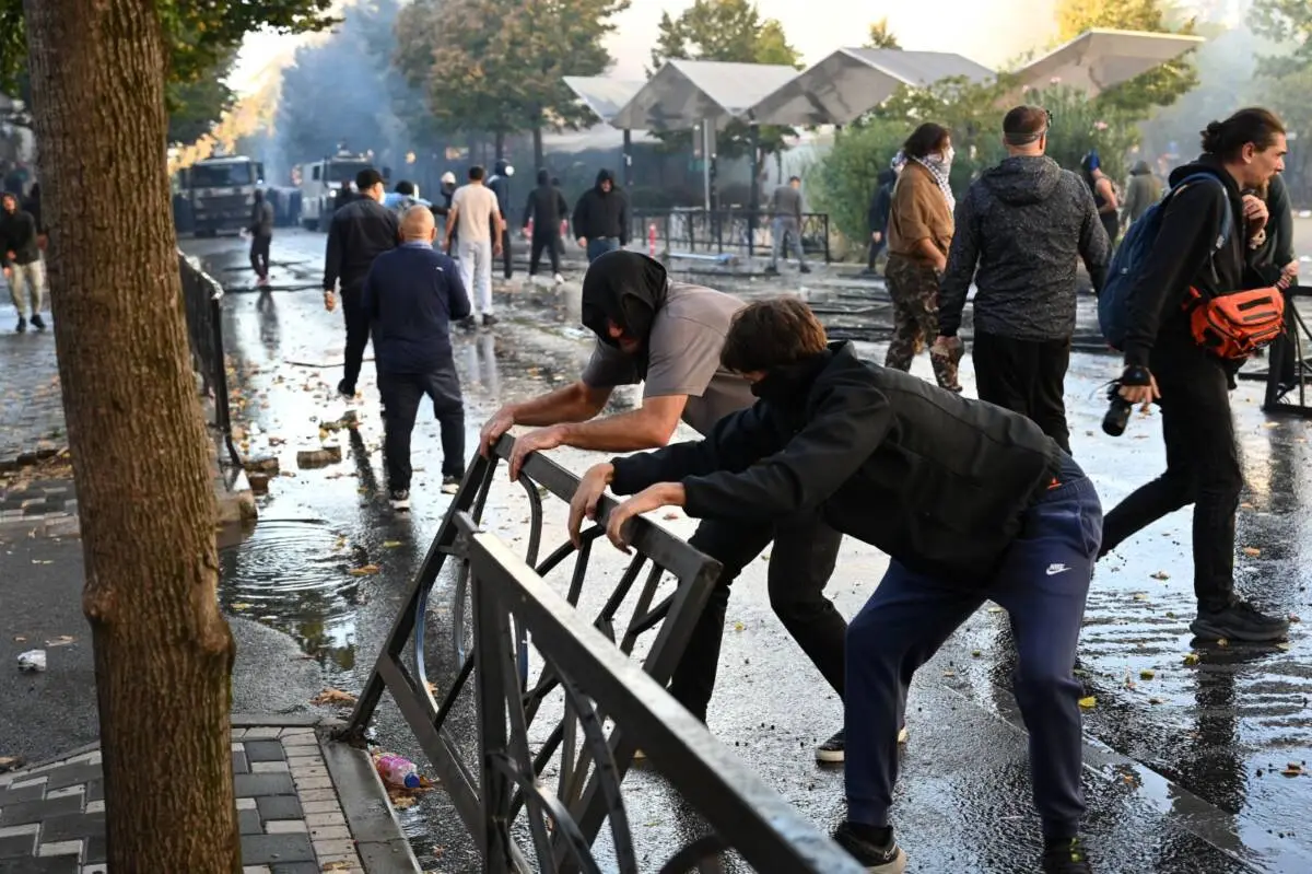 Proteste a Tirana – foto di Erisa Kryeziu Proteste a Tirana - foto di Erisa Kryeziu