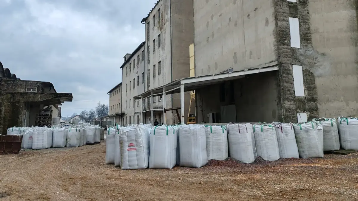 Rifiuti rinvenuti nel sito dell'ex complesso industriale "PPK Velebit" gestito da Tipos Resurs a Gospić © Europol