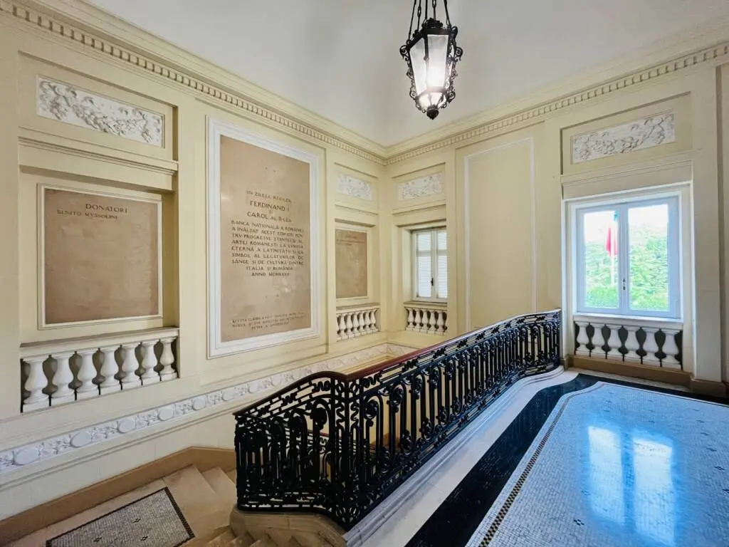Interno del secondo piano, in direzione dell’ingresso della biblioteca dell’Accademia di Romania. Foto: archivio personale di S. Kelner.