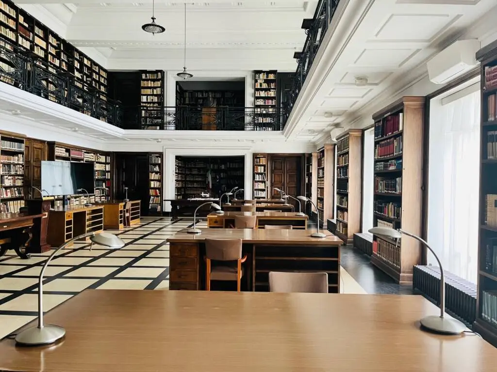 Interno della biblioteca dell’Accademia di Romania - Archivio personale - S. Kelner