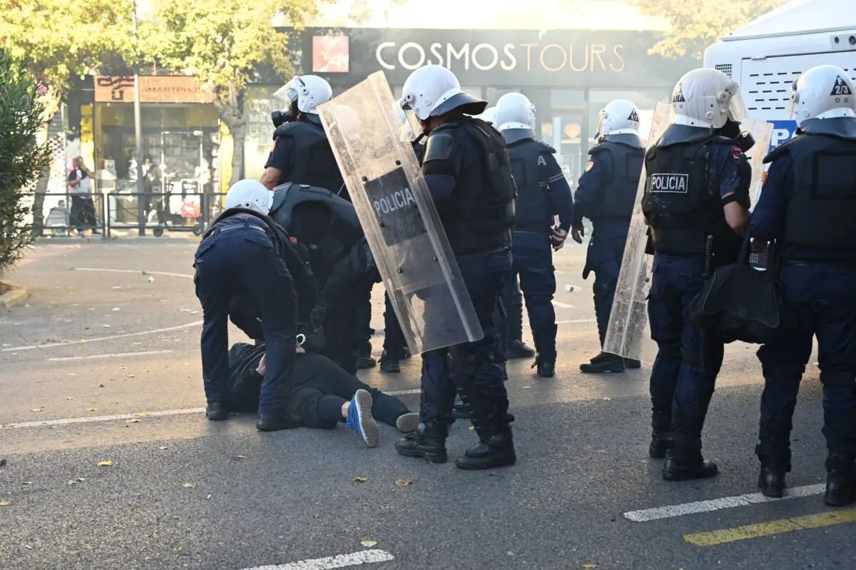 Manifestanti fermati dalla polizia, Triana 13 ttobre 2026 - foto Erisa Kryeziu