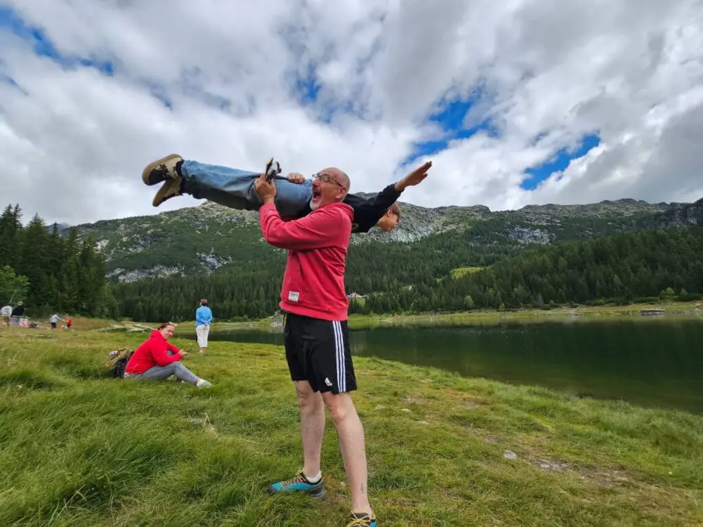 Gita con i rifugiati ucraini in Valchiavenna. Foto: Caritas