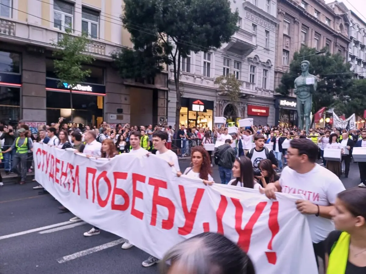 Striscione della lista studentesca “Gli studenti vincono”, Belgrado, Serbia – Foto D. Nenadić Striscione e corteo della lista studentesca "Gli studenti vincono", Belgrado, Serbia - Foto D. Nenadić