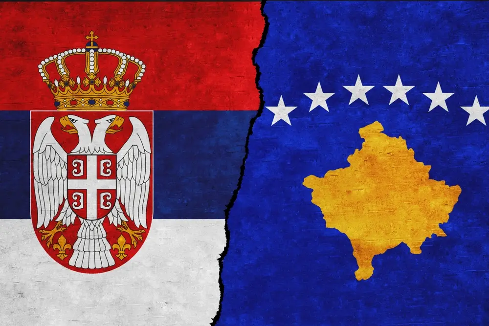 Bandiera della Serbia e del Kosovo © OnePixelStudio/Shutterstock