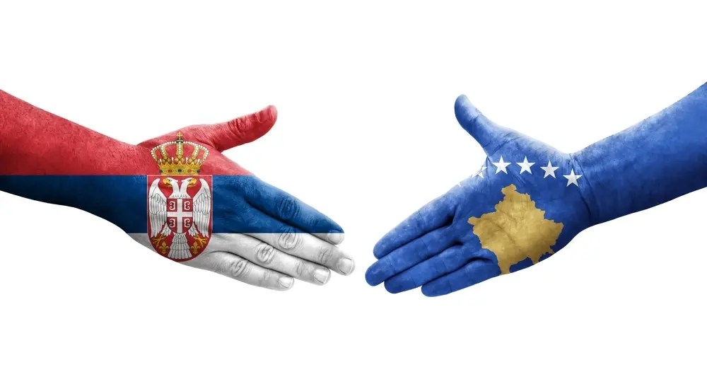 Le bandiere della Serbia e del Kosovo ©Prehistorik/Shutterstock