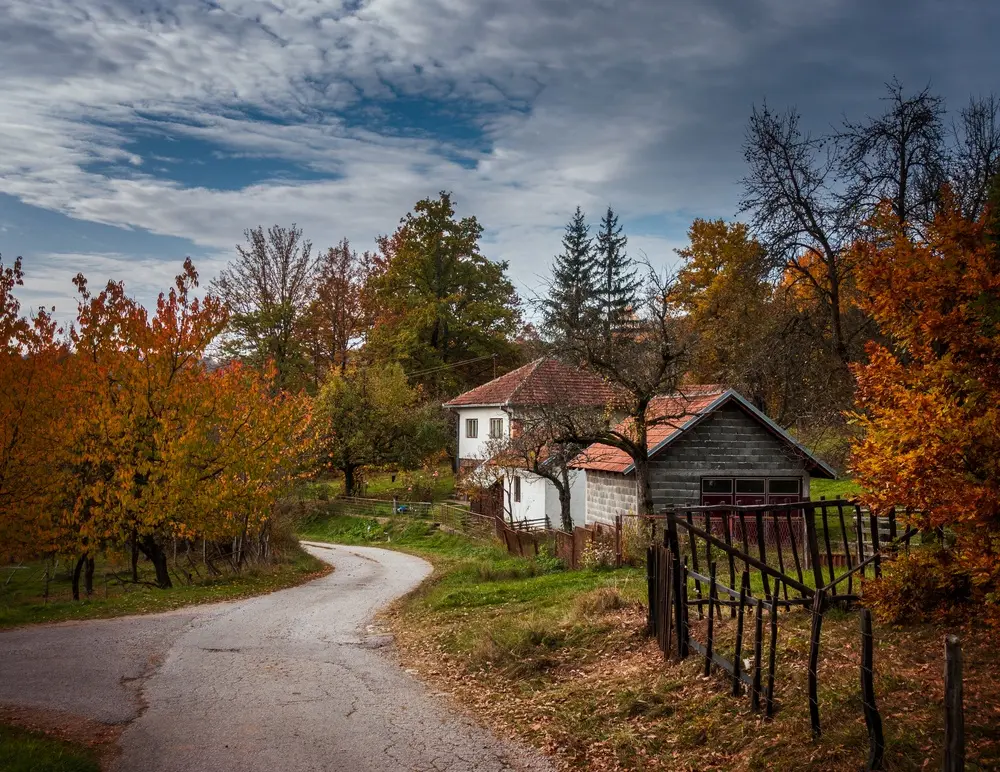 Old rural houses in Bosnia and Herzegovina © DMZ001 /Shutterstock