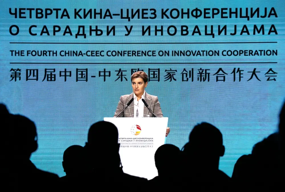BELGRADO, SERBIA - 8 OTTOBRE 2019: Il Primo Ministro serbo Ana Brnabic parla alla Quarta Conferenza Cina-CEEC sull'Innovazione a Belgrado © Ric011/Shutterstock