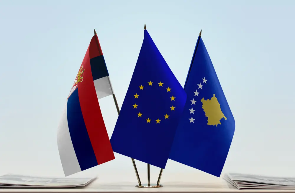 Bandiere della Serbia, dell'UE e del Kosovo © alexfan32/Shutterstock