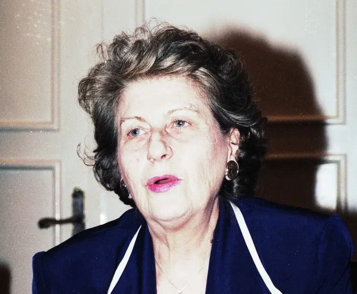 Biljana Plavšić, ad una seduta del parlamento dei serbi di Bosnia a Pale, in Bosnia Erzegovina, nel 1996 © Northfoto/Shutterstock
