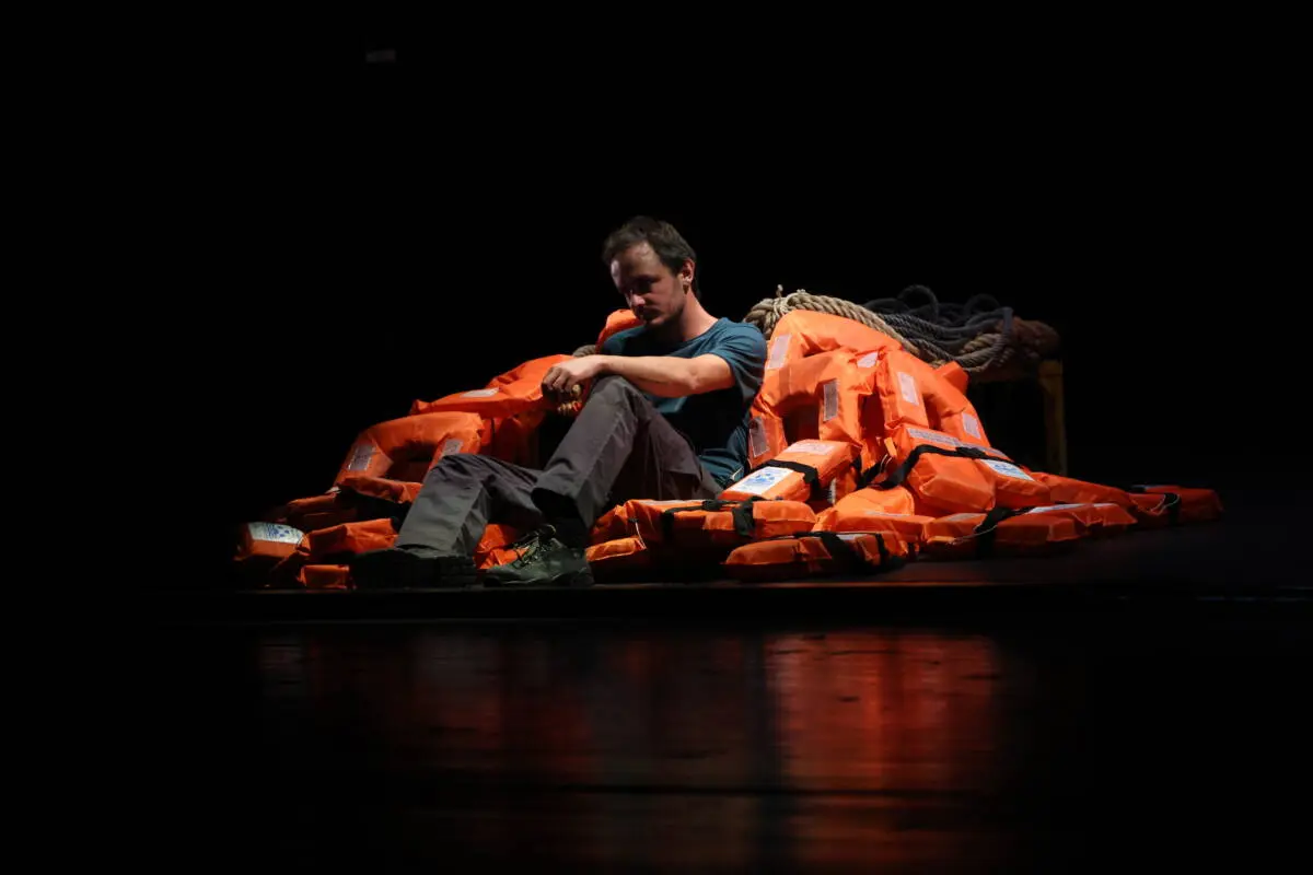 Lo spettacolo “A Place of Safety” della compagnia teatrale italiana Kepler-452: l’esperienza del salvataggio dei migranti nel Mediterraneo (foto: Hamza Duraković)